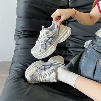 Női dad sneakers, felső rész szuper rostból, elöl fűzőzár, 3–5 cm-es sarok, gumitalp, lélegző