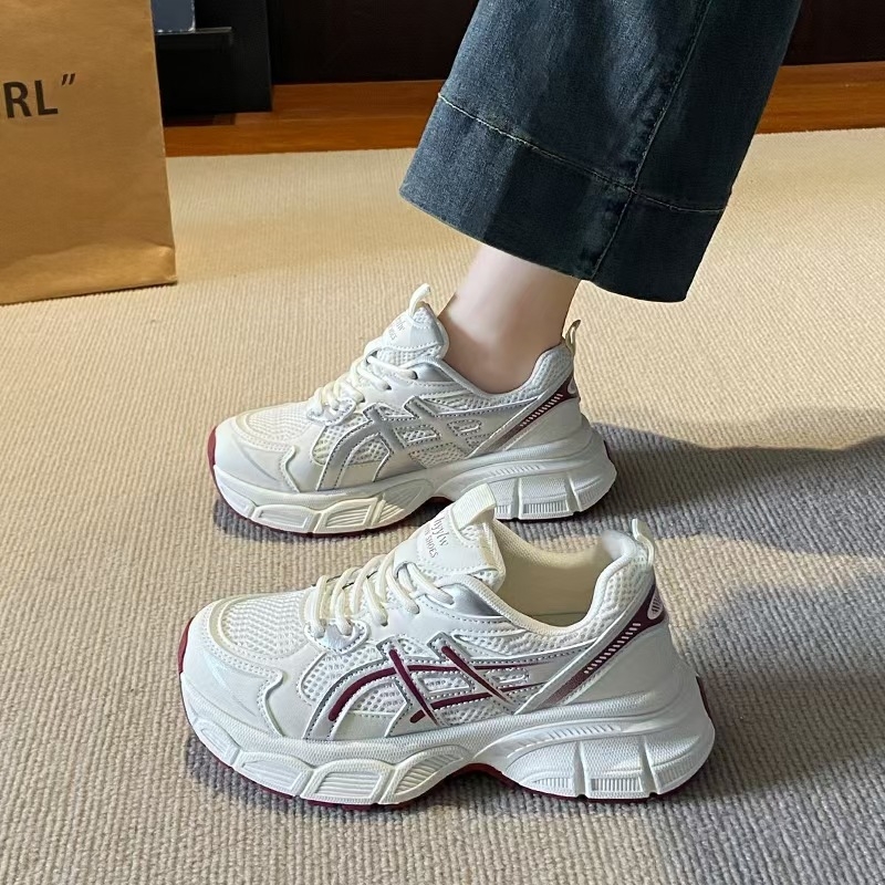 Női dad sneakers, felső rész szuper rostból, elöl fűzőzár, 3–5 cm-es sarok, gumitalp, lélegző