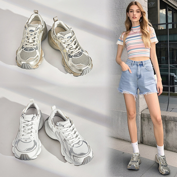 Ženske tenisice tipa dad shoes, gornji dio od umjetne kože i platna; visina potplata 3–5 cm; okrugli vrh; vezanje sprijeda