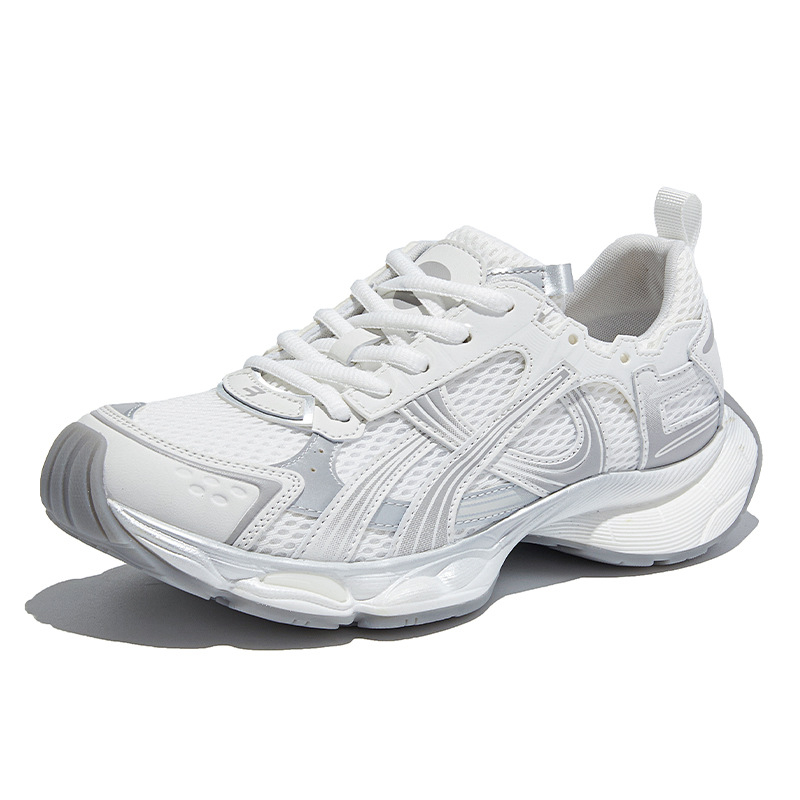 Ženske tenisice tipa dad shoes, gornji dio od umjetne kože i platna; visina potplata 3–5 cm; okrugli vrh; vezanje sprijeda