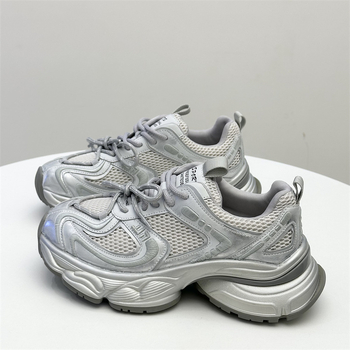 Női casual sportcipő, légáteresztő hálós felsőrész, könnyű gumitalp, fűzős záródás, platform talp, középmagas sarok 3–5 cm.