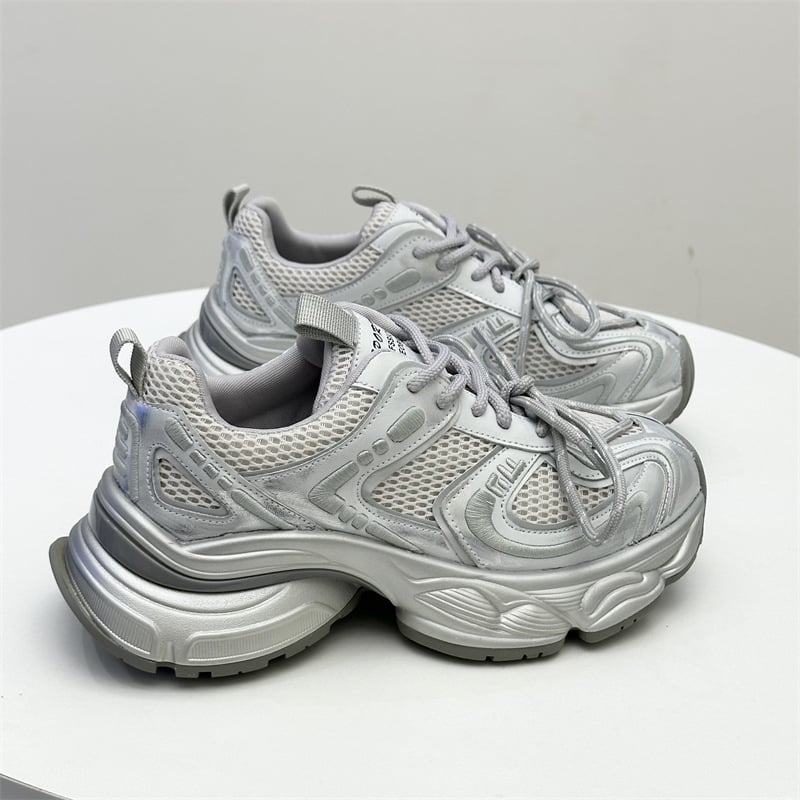 Női casual sportcipő, légáteresztő hálós felsőrész, könnyű gumitalp, fűzős záródás, platform talp, középmagas sarok 3–5 cm.