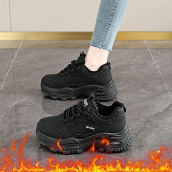 Női téli mindennapi cipő PU felsőrésszel, bolyhos belső, vastag gumi talp, 6–8 cm klines sarok