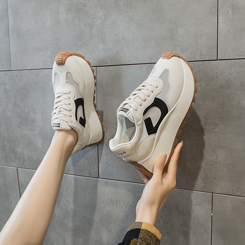 BRYX női platformcipő - 6–8 cm-es magasított sarok, légáteresztő hálós felsőrész, PU talpbetét, elülső pántos zárás