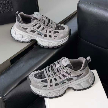 Ženske tenisice u stilu Dad shoes – gornji dio od kože i tekstila, visina peta 3-5 cm, vezanje, mrežasta unutrašnjost, potplat od pjenaste gume