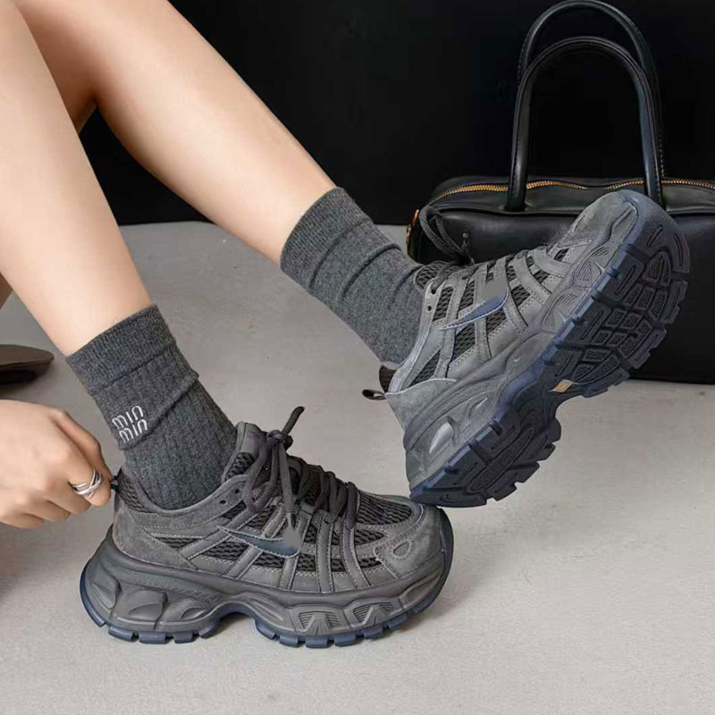 Ženske tenisice u stilu Dad shoes – gornji dio od kože i tekstila, visina peta 3-5 cm, vezanje, mrežasta unutrašnjost, potplat od pjenaste gume