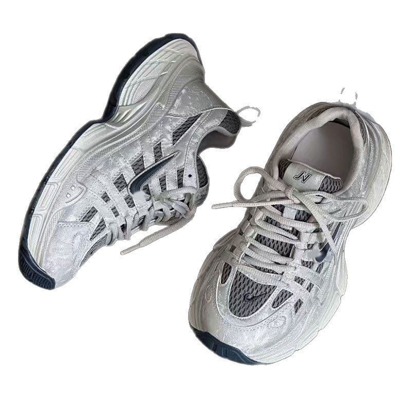 Ženske tenisice u stilu Dad shoes – gornji dio od kože i tekstila, visina peta 3-5 cm, vezanje, mrežasta unutrašnjost, potplat od pjenaste gume