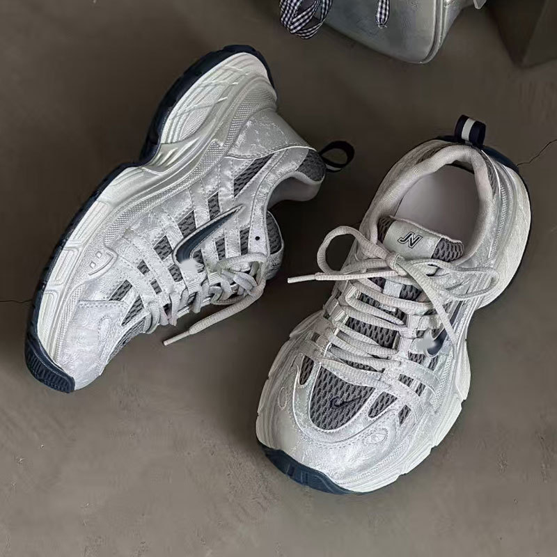 Ženske tenisice u stilu Dad shoes – gornji dio od kože i tekstila, visina peta 3-5 cm, vezanje, mrežasta unutrašnjost, potplat od pjenaste gume