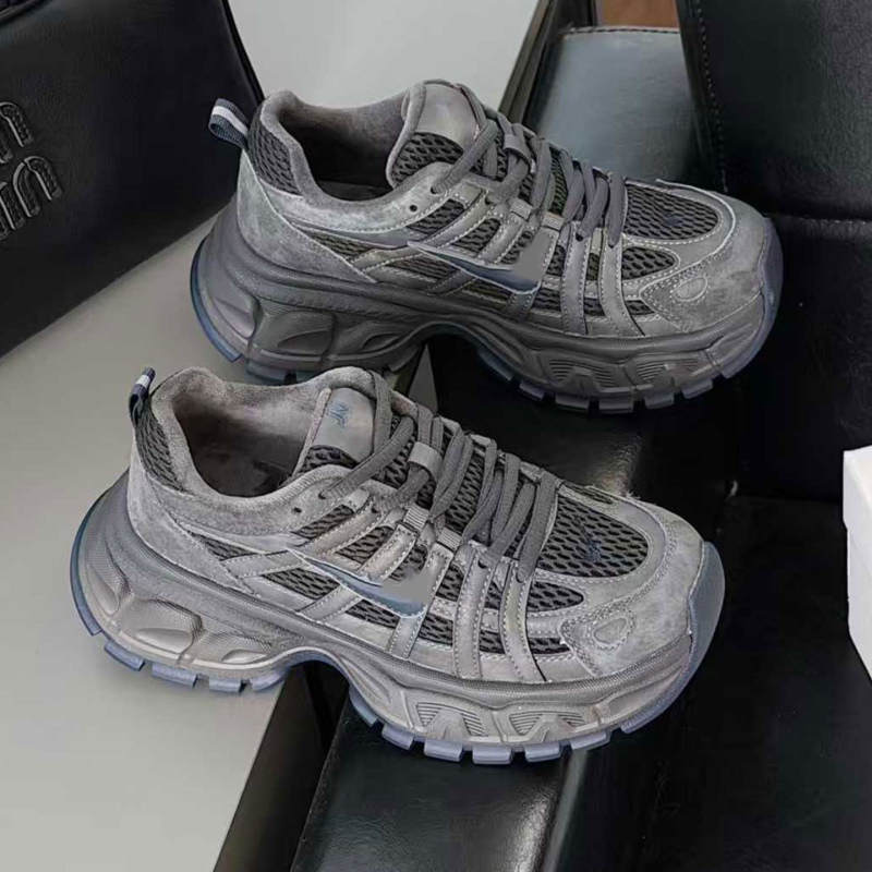 Ženske tenisice u stilu Dad shoes – gornji dio od kože i tekstila, visina peta 3-5 cm, vezanje, mrežasta unutrašnjost, potplat od pjenaste gume