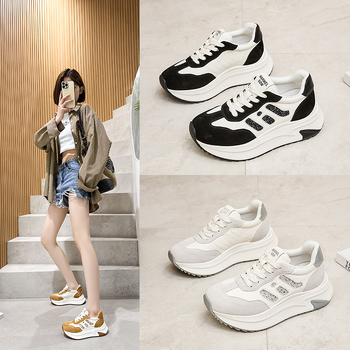 Női vastag talpú sneaker platformmal, felsőrész első réteg disznó bőrből, színblokkal mintázva, platforma 6–8 cm, kézzel készített, fűzővel záródó