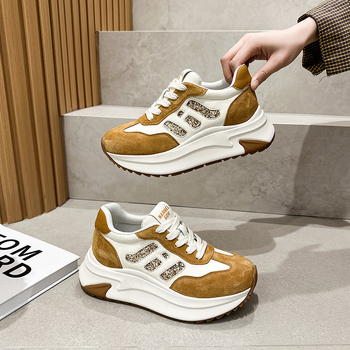 Női vastag talpú sneaker platformmal, felsőrész első réteg disznó bőrből, színblokkal mintázva, platforma 6–8 cm, kézzel készített, fűzővel záródó