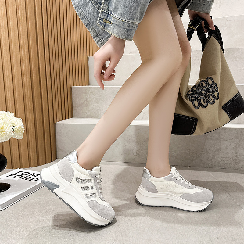 Női vastag talpú sneaker platformmal, felsőrész első réteg disznó bőrből, színblokkal mintázva, platforma 6–8 cm, kézzel készített, fűzővel záródó