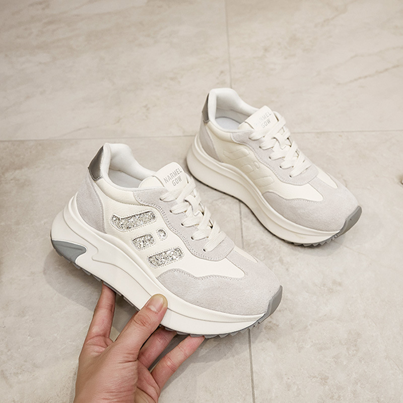 Női vastag talpú sneaker platformmal, felsőrész első réteg disznó bőrből, színblokkal mintázva, platforma 6–8 cm, kézzel készített, fűzővel záródó