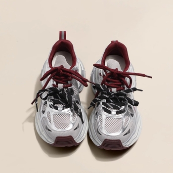 Női dad cipő, lélegző hálós felsőrész, műbőr és vászon kombinációval; kerek orr; 3-5 cm magas sarok; fűzőzárás; gumírozott talp