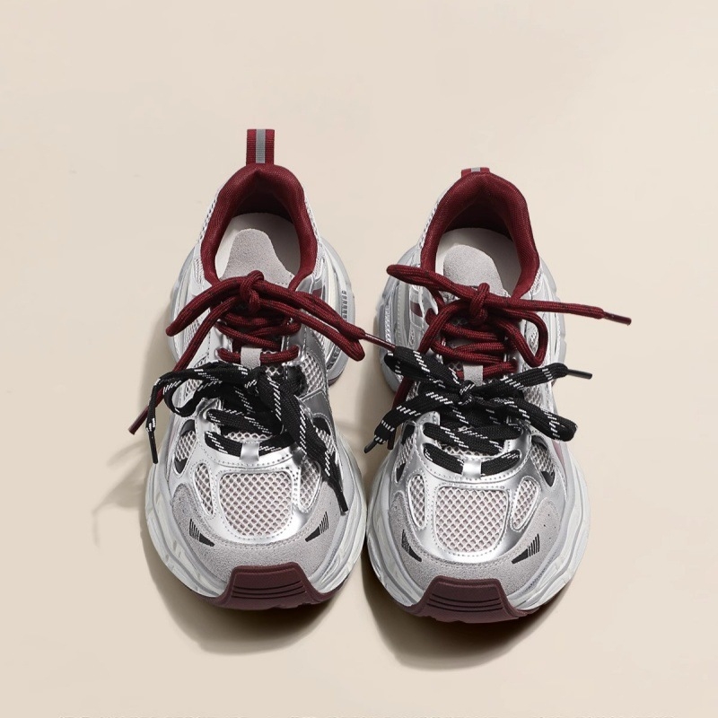 Női dad cipő, lélegző hálós felsőrész, műbőr és vászon kombinációval; kerek orr; 3-5 cm magas sarok; fűzőzárás; gumírozott talp