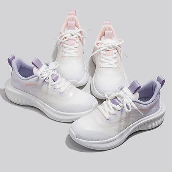 Futócipők légáteresztő felsőrésszel, ultrakönnyű dizájn, fűzős zárás (Légáteresztő felső; belső textile talpbetét; műanyag talp; sarokmagasság 3-5 cm)