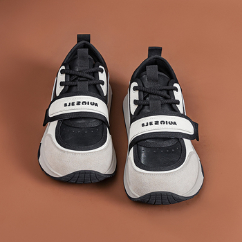 Дамски къси спортни обувки за тренировки с кръгъл нос, нисък глезен, горна част от раздвоена кожа, гумена подметка, закопчаване отпред.