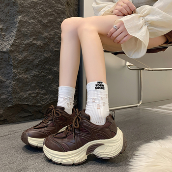 Ženske tenisice tipa dad shoes s platformom – PU gornji dio, gumena podloga, 3-5 cm debeli potpet, prednje vezanje, mrežasta unutrašnjost