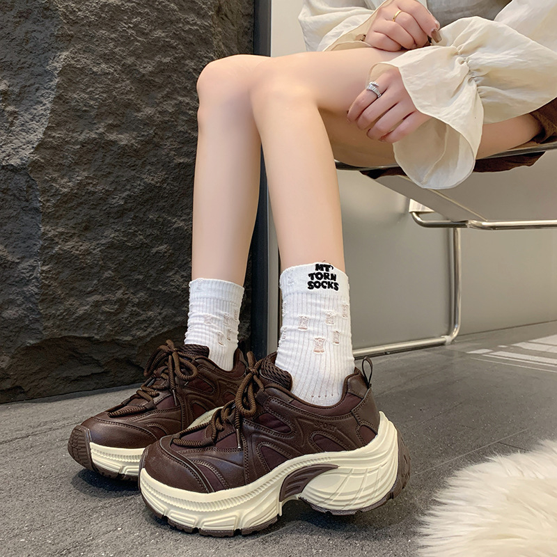 Ženske tenisice tipa dad shoes s platformom – PU gornji dio, gumena podloga, 3-5 cm debeli potpet, prednje vezanje, mrežasta unutrašnjost