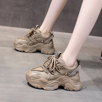 Dámske vysoké športové tenisky v štýle daddy shoes, s PU podrážkou, horná časť z syntetickej kože a textilu, guľatý nos, nízky podpätok 1–3 cm