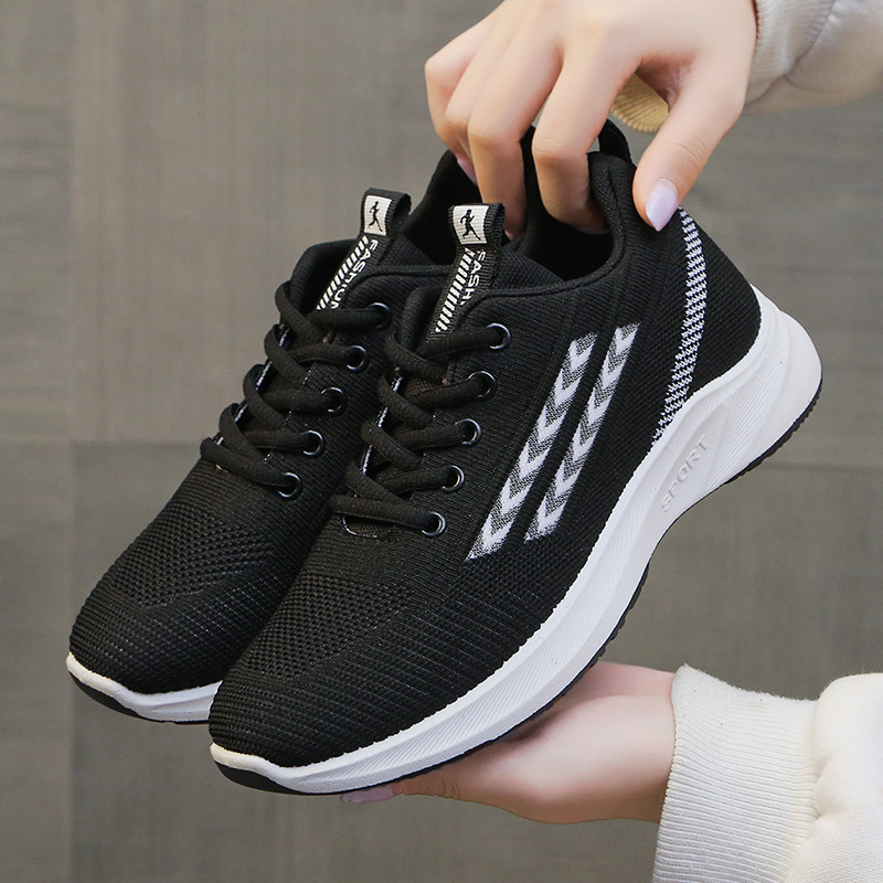 Ženske tenisice s Flyknit gornjim dijelom, prugasti uzorak, zaobljeni vrh prsta, EVA uloška, prednje vezanje