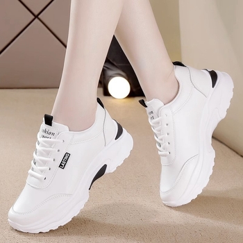 Дамски спортни обувки за ежедневно носене — мека подметка, двуслойна кожена vamp, нисък връх с връзки, гумена подметка с платформа, 3–5 см височина на платформата, масаж и ударопоглъщане