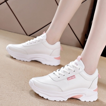 Дамски спортни обувки за ежедневно носене — мека подметка, двуслойна кожена vamp, нисък връх с връзки, гумена подметка с платформа, 3–5 см височина на платформата, масаж и ударопоглъщане