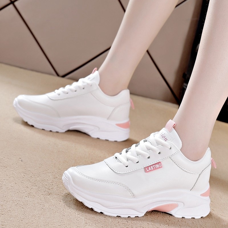 Дамски спортни обувки за ежедневно носене — мека подметка, двуслойна кожена vamp, нисък връх с връзки, гумена подметка с платформа, 3–5 см височина на платформата, масаж и ударопоглъщане