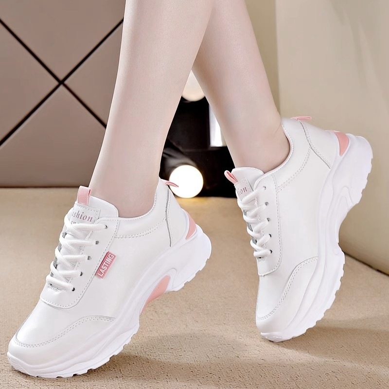 Дамски спортни обувки за ежедневно носене — мека подметка, двуслойна кожена vamp, нисък връх с връзки, гумена подметка с платформа, 3–5 см височина на платформата, масаж и ударопоглъщане