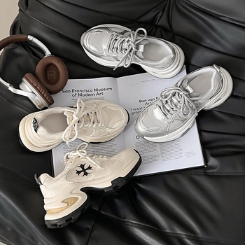 Dámske tenisky dad shoes, vrchná časť z kože a textilu, 8 cm zväčšenie výšky, hrubá gumová podrážka s krížovým vzorom, šnúrky, EVA vložka, športové tenisky