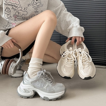 Dámske tenisky dad shoes, vrchná časť z kože a textilu, 8 cm zväčšenie výšky, hrubá gumová podrážka s krížovým vzorom, šnúrky, EVA vložka, športové tenisky