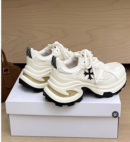 Dámske tenisky dad shoes, vrchná časť z kože a textilu, 8 cm zväčšenie výšky, hrubá gumová podrážka s krížovým vzorom, šnúrky, EVA vložka, športové tenisky