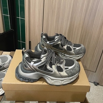 Ženske mrežaste tenisice stila dad shoes, prozračan gornji dio od mreže, 3–5 cm visok debeli pet, prednje vezanje, potplat od gume i plastike, unutrašnji materijal od sintetičke kože