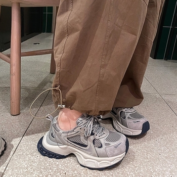 Ženske mrežaste tenisice stila dad shoes, prozračan gornji dio od mreže, 3–5 cm visok debeli pet, prednje vezanje, potplat od gume i plastike, unutrašnji materijal od sintetičke kože