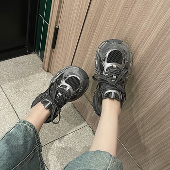 Ženske mrežaste tenisice stila dad shoes, prozračan gornji dio od mreže, 3–5 cm visok debeli pet, prednje vezanje, potplat od gume i plastike, unutrašnji materijal od sintetičke kože