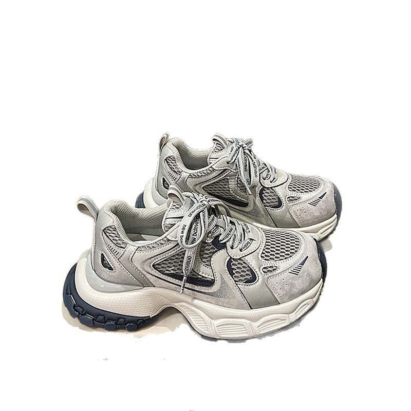 Ženske mrežaste tenisice stila dad shoes, prozračan gornji dio od mreže, 3–5 cm visok debeli pet, prednje vezanje, potplat od gume i plastike, unutrašnji materijal od sintetičke kože