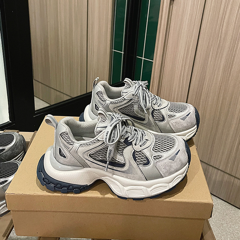 Ženske mrežaste tenisice stila dad shoes, prozračan gornji dio od mreže, 3–5 cm visok debeli pet, prednje vezanje, potplat od gume i plastike, unutrašnji materijal od sintetičke kože
