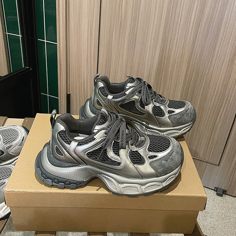 Ženske mrežaste tenisice stila dad shoes, prozračan gornji dio od mreže, 3–5 cm visok debeli pet, prednje vezanje, potplat od gume i plastike, unutrašnji materijal od sintetičke kože