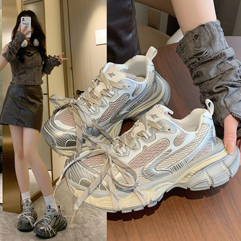 Ženske dad sneakers s debelim đonom (povišenje 3-5 cm); gornji dio: dva sloja teleće kože + umjetna koža + tkanina; unutarnja podstava: mreža; zatvaranje na vezanje; gumeni potplat.