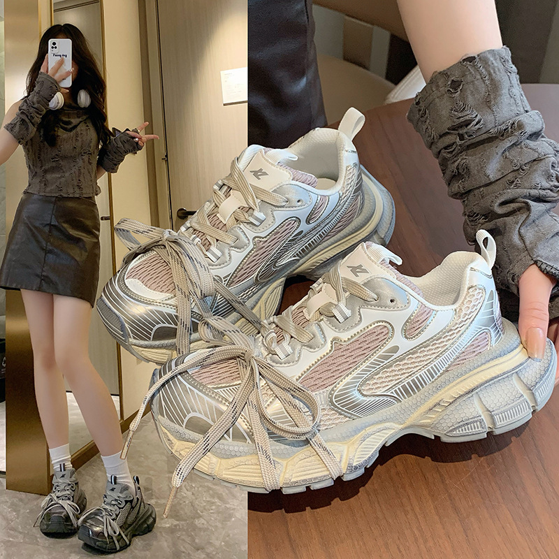 Ženske dad sneakers s debelim đonom (povišenje 3-5 cm); gornji dio: dva sloja teleće kože + umjetna koža + tkanina; unutarnja podstava: mreža; zatvaranje na vezanje; gumeni potplat.
