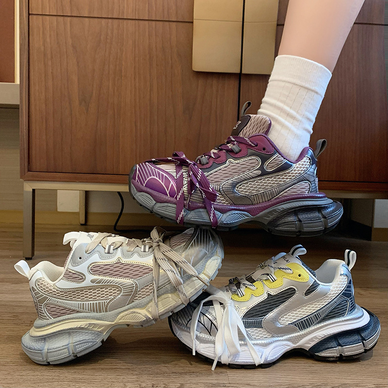 Ženske dad sneakers s debelim đonom (povišenje 3-5 cm); gornji dio: dva sloja teleće kože + umjetna koža + tkanina; unutarnja podstava: mreža; zatvaranje na vezanje; gumeni potplat.