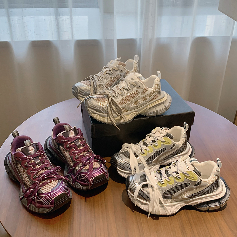 Ženske dad sneakers s debelim đonom (povišenje 3-5 cm); gornji dio: dva sloja teleće kože + umjetna koža + tkanina; unutarnja podstava: mreža; zatvaranje na vezanje; gumeni potplat.