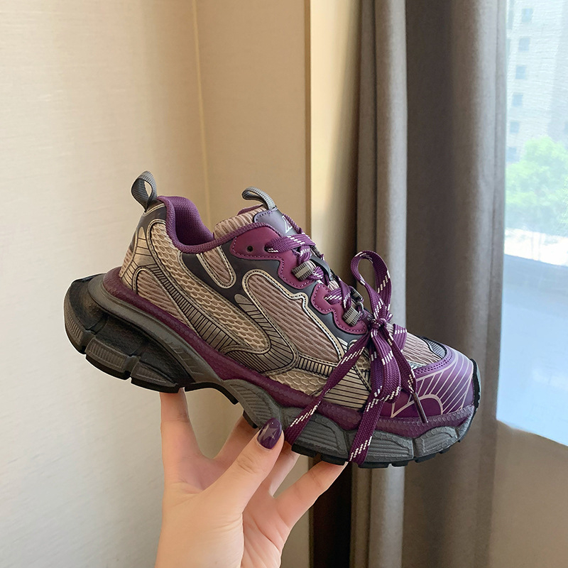 Ženske dad sneakers s debelim đonom (povišenje 3-5 cm); gornji dio: dva sloja teleće kože + umjetna koža + tkanina; unutarnja podstava: mreža; zatvaranje na vezanje; gumeni potplat.