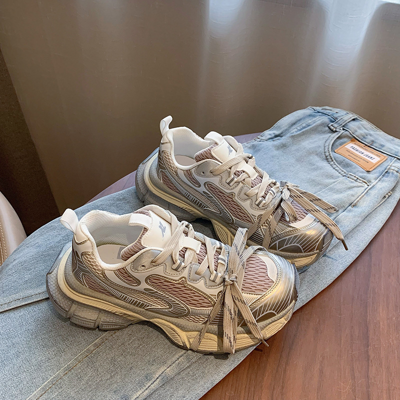 Ženske dad sneakers s debelim đonom (povišenje 3-5 cm); gornji dio: dva sloja teleće kože + umjetna koža + tkanina; unutarnja podstava: mreža; zatvaranje na vezanje; gumeni potplat.