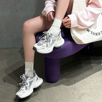 Ženske tenisice od prave kože, prozračan mrežasti gornji dio, gumena potplata, okrugli vrh, visok gornji dio, vezanje špage