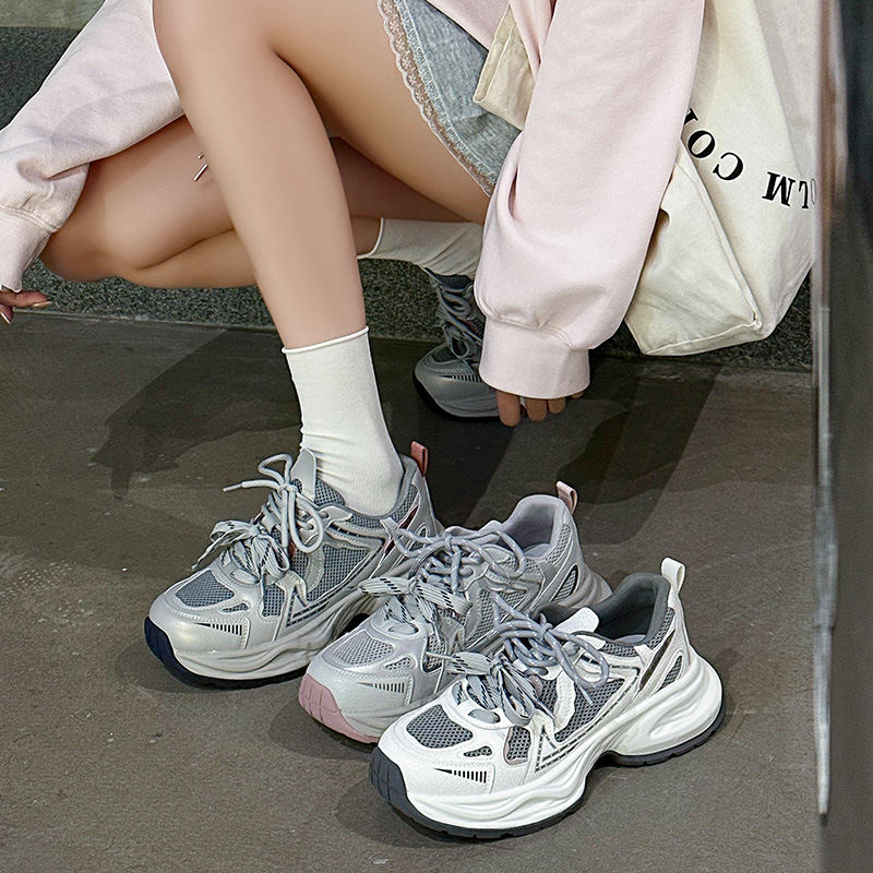 Ženske tenisice od prave kože, prozračan mrežasti gornji dio, gumena potplata, okrugli vrh, visok gornji dio, vezanje špage