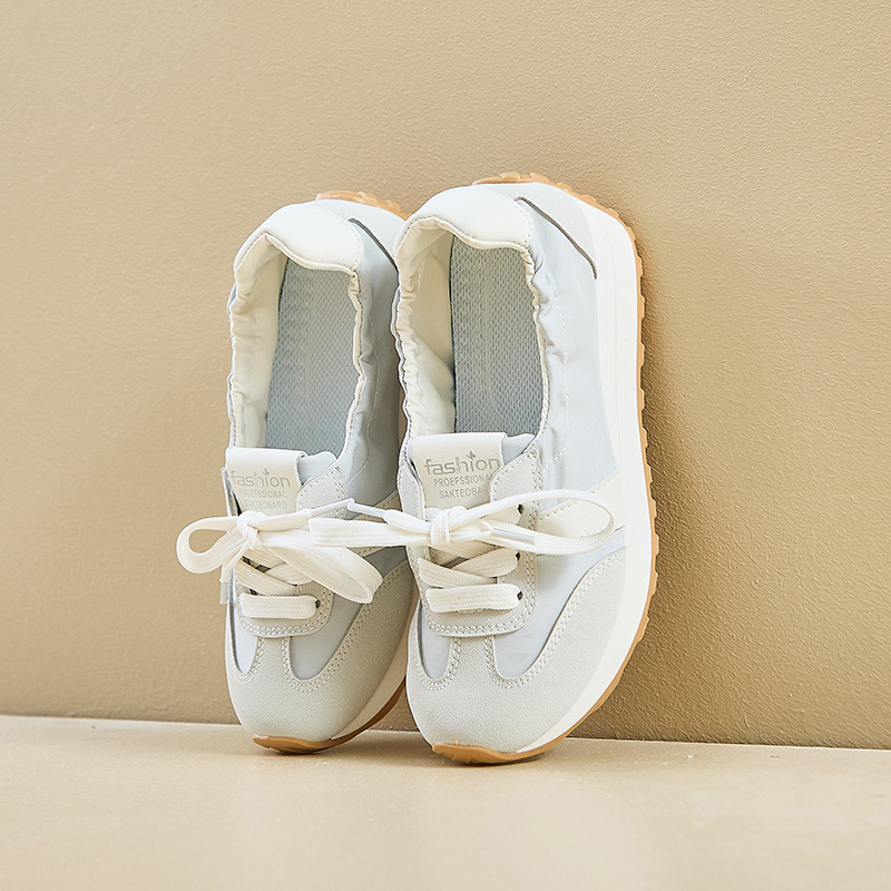Ženske casual tenisice, platnena gornja, gumeni potplat, srednja visina peta 3–5 cm, prednje vezivanje