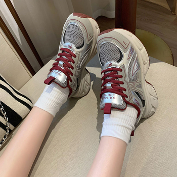 Ženske casual sportske tenisice s mrežastim gornjim dijelom, 3–5 cm debeli pet, gumena potplata, niski gornji dio, vezanje — proljeće 2025