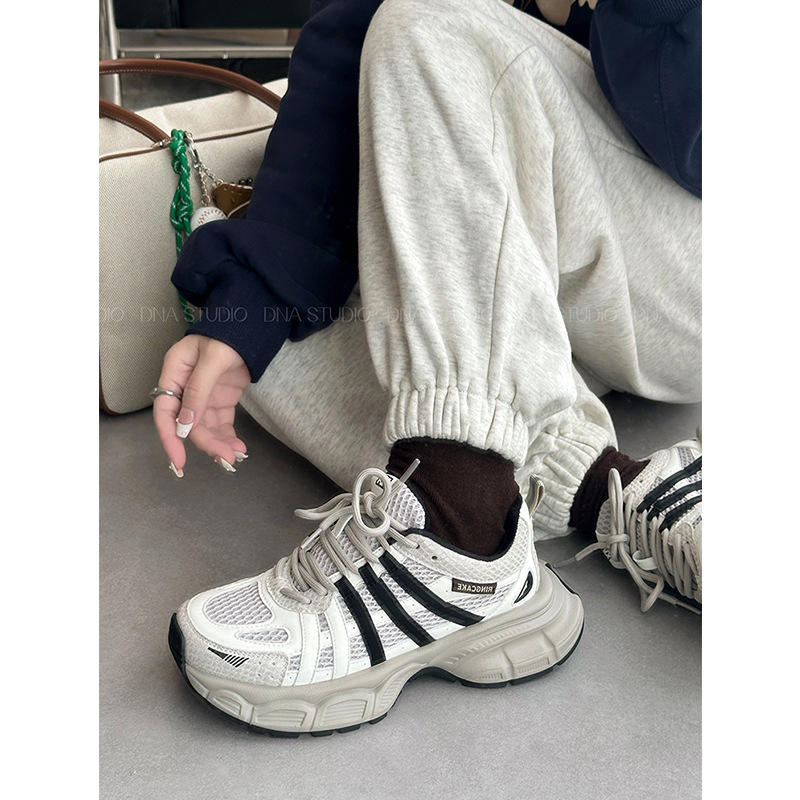 Ženske tenisice Dad Shoes od kože goveda, gornji dio od kože, unutarnja podstava od velura, prednje vezanje, zaobljeni nos, 3–5 cm visina pete, gumeni potplat, ulošak od prirodne kože