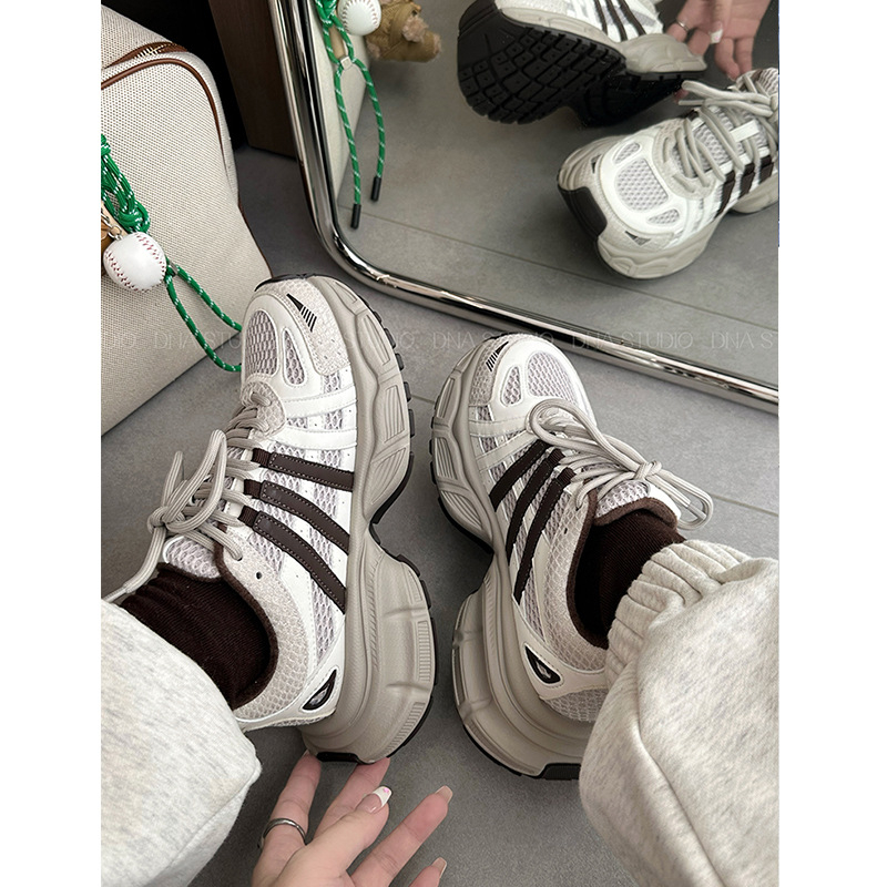 Ženske tenisice Dad Shoes od kože goveda, gornji dio od kože, unutarnja podstava od velura, prednje vezanje, zaobljeni nos, 3–5 cm visina pete, gumeni potplat, ulošak od prirodne kože